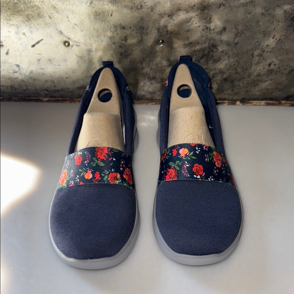 NEW Bzees Gracie Floral Navy Women's Slip comfort shoe in size 7